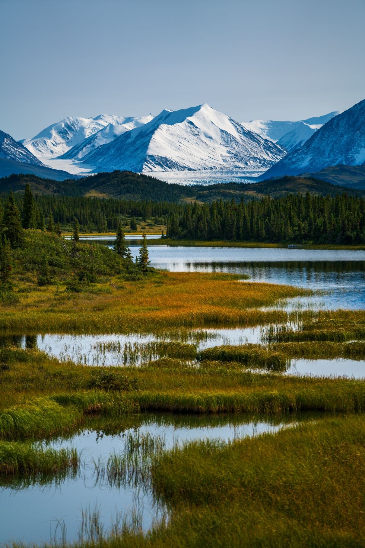 Kluane National Park and Reserve, Bighorn Lake ©tobinseagel Het bergmeer Bighorn Lake
in Kluane National Park and Reserve, Yukon, met besneeuwde bergtoppen
