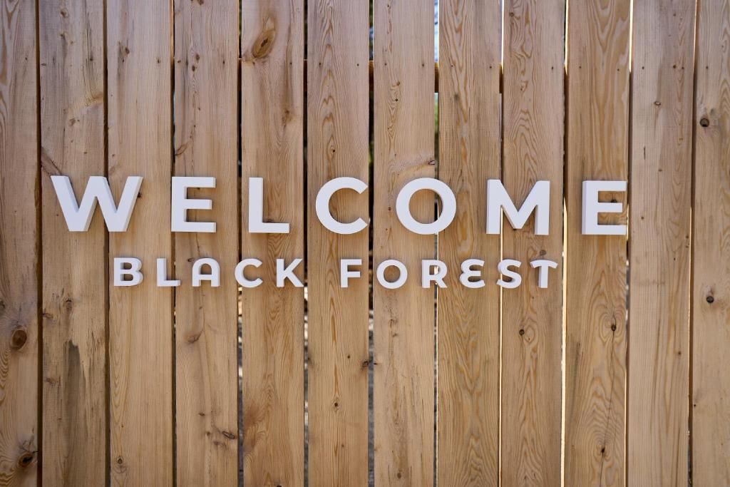 Welkomstbord op houten muur van Black Forrest Cabins, Mahone Bay
