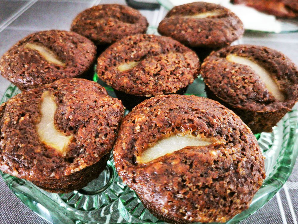 Een bord met bruine muffins en plakjes banaan op een glazen schaal.
