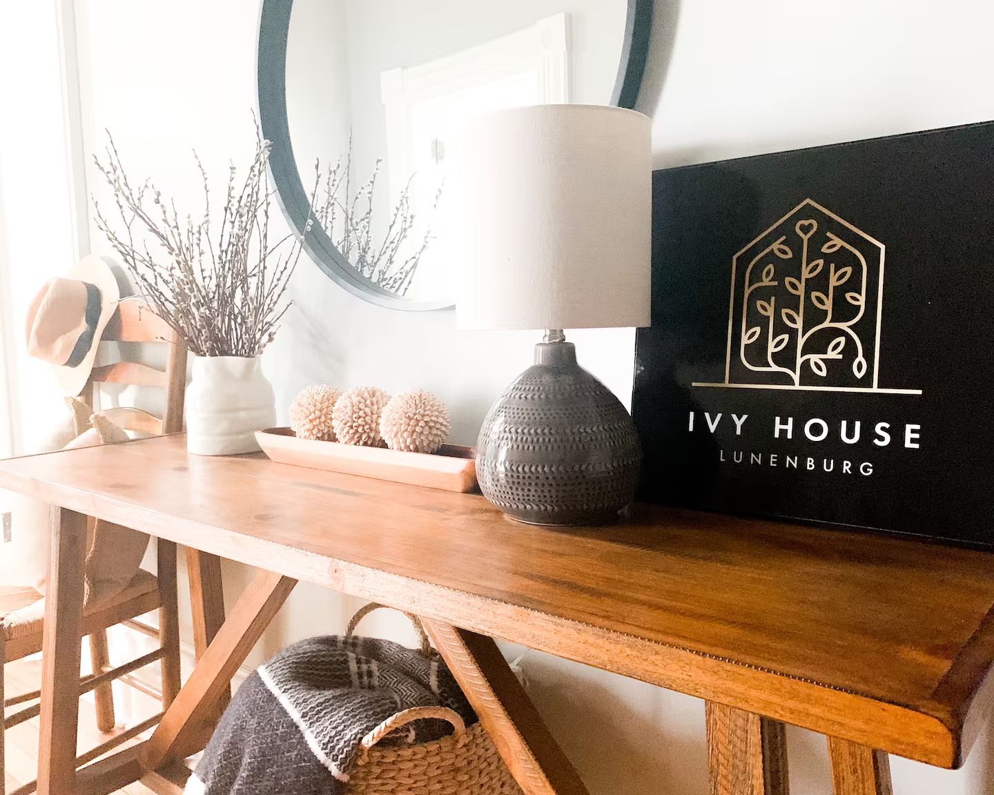 Houten consoletafel met decoratie, lamp, mand en 