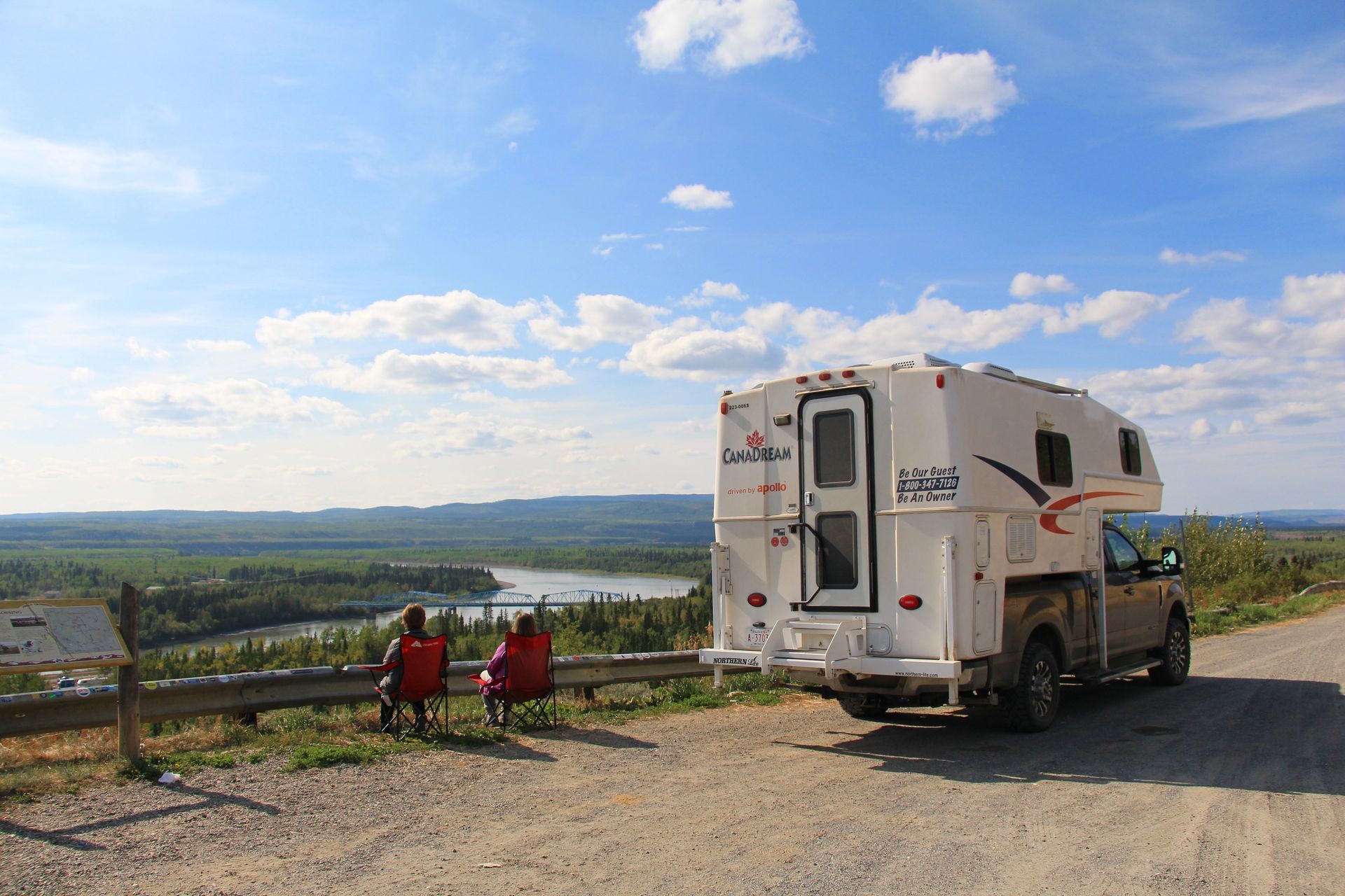 Maxi Travel 4x4 Camper geparkeerd op een uitkijkpunt in Yukon