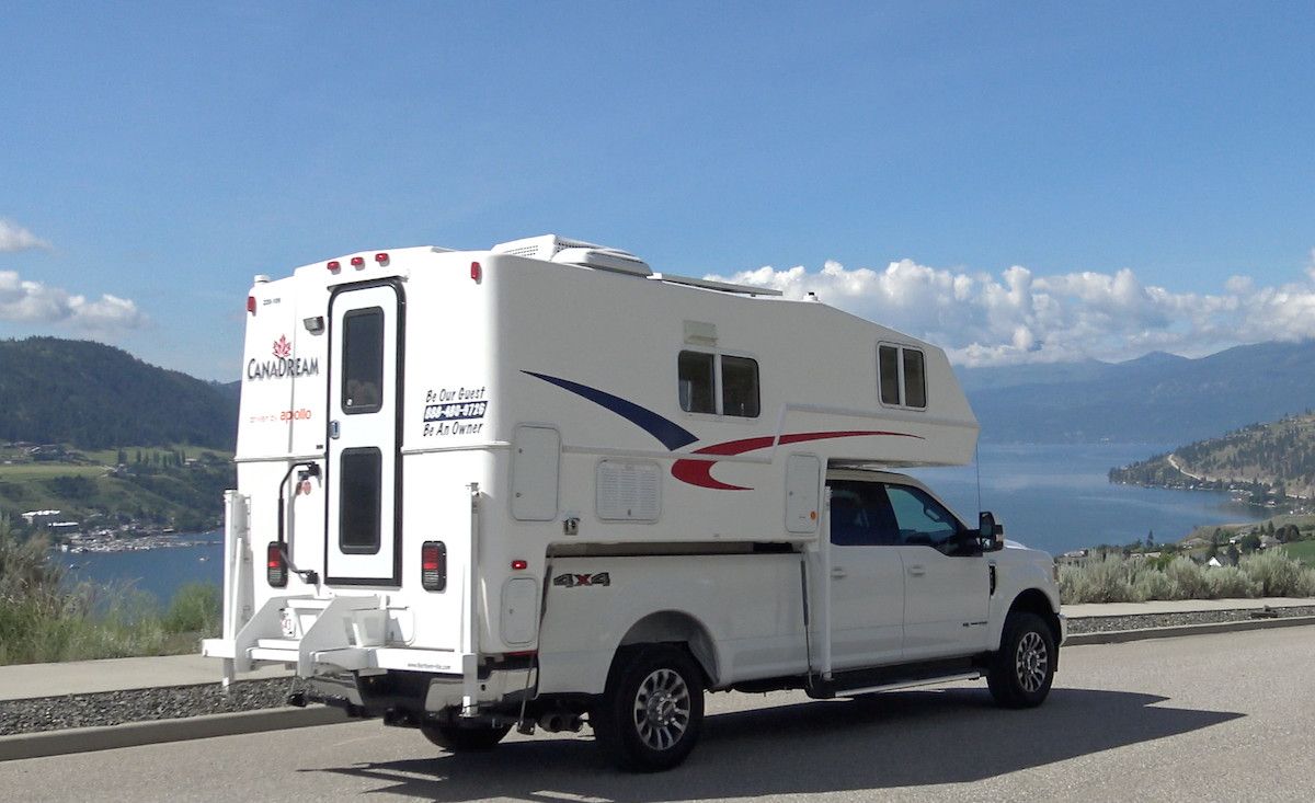 Maxi Travel 4x4 Camper geparkeerd bij een schilderachtig uitzichtpunt aan een meer met bergen