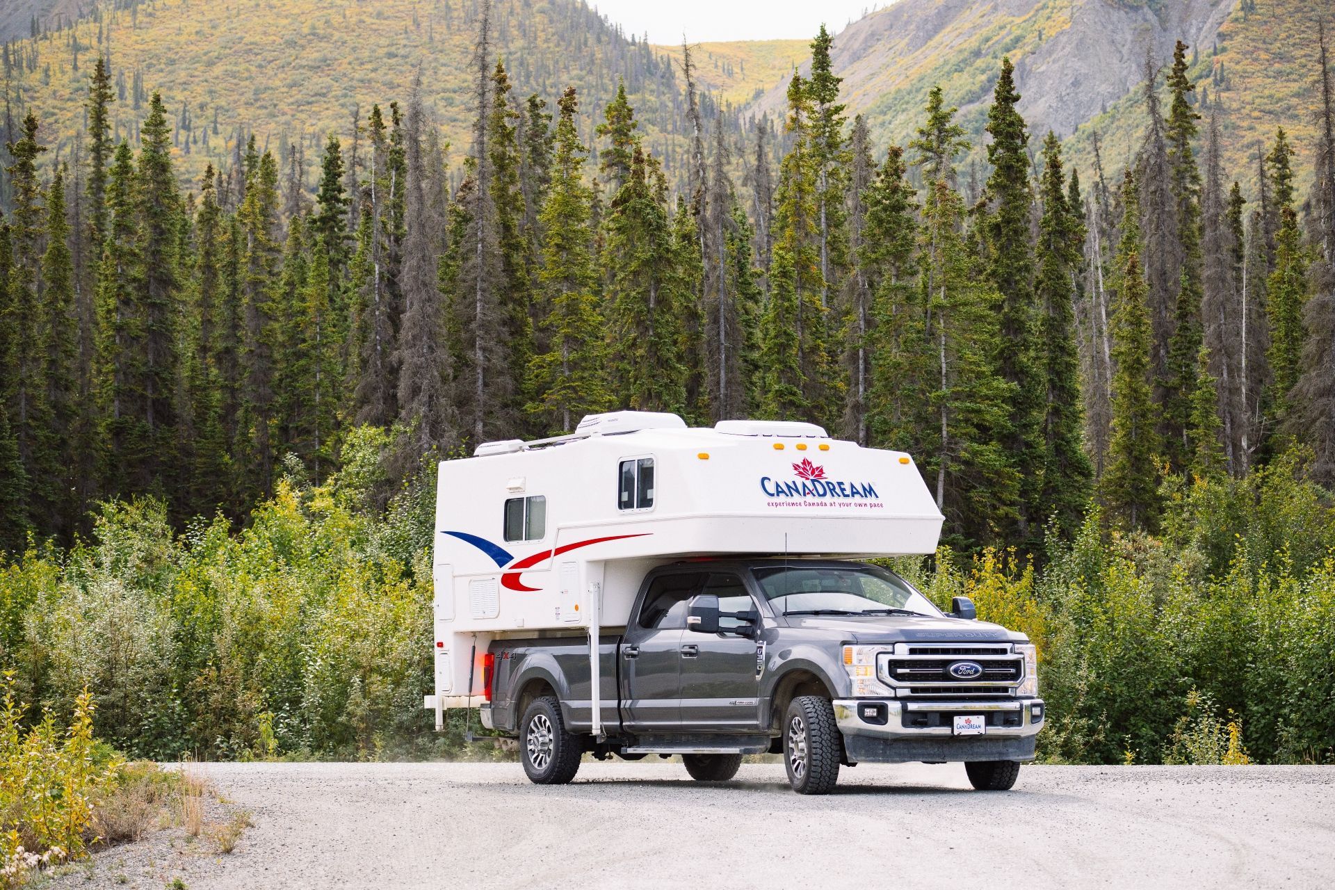 Maxi Travel 4x4 Camper op een bosrijke bergweg in Yukon