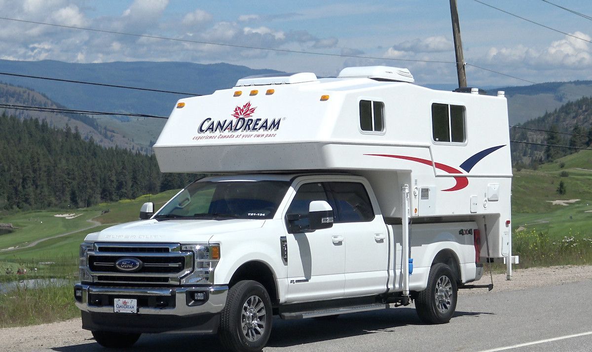 Maxi Travel 4x4 Camper, geparkeerd op een bergweg onder een bewolkte hemel