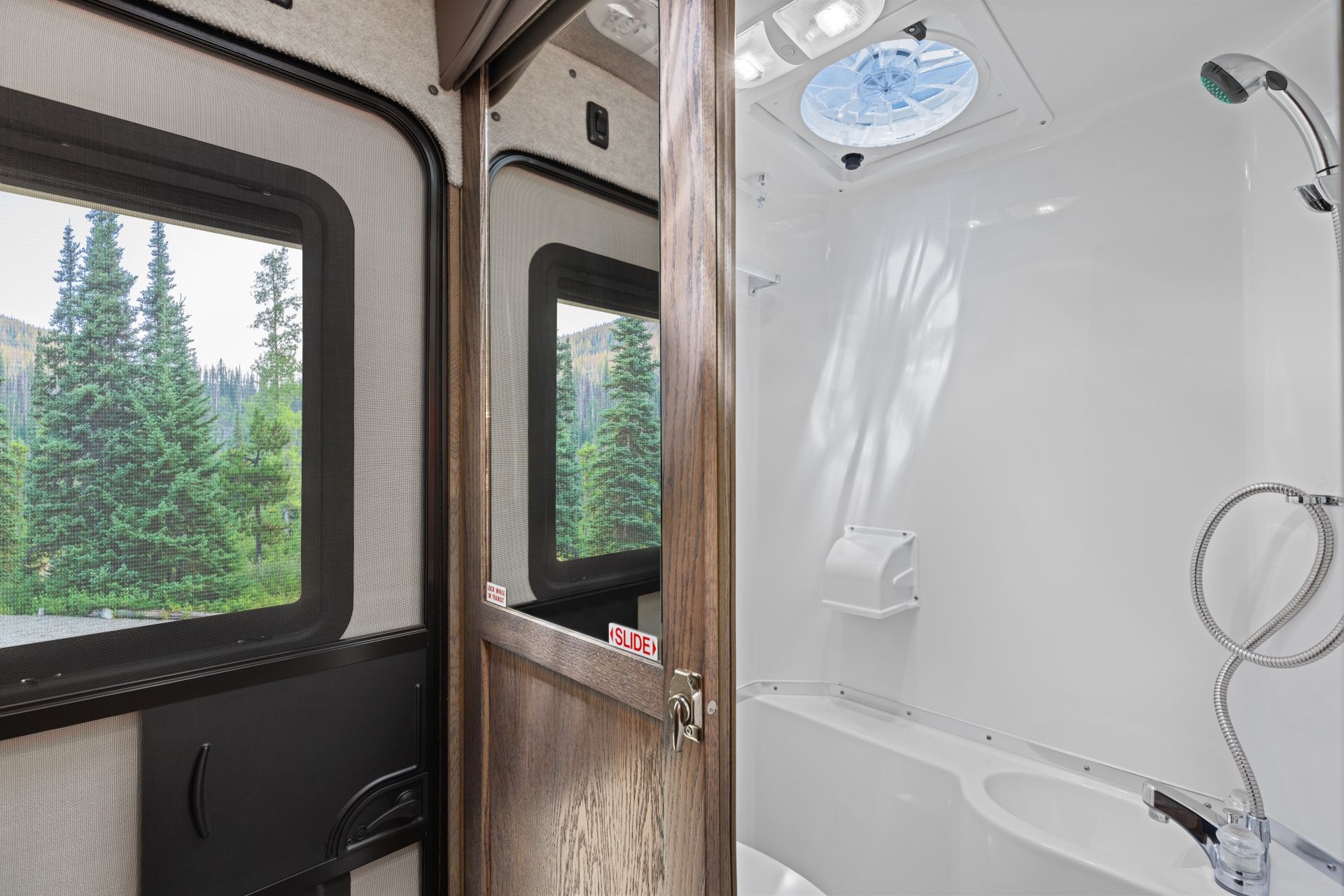Badkamer van een Maxi Travel 4x4 Camper