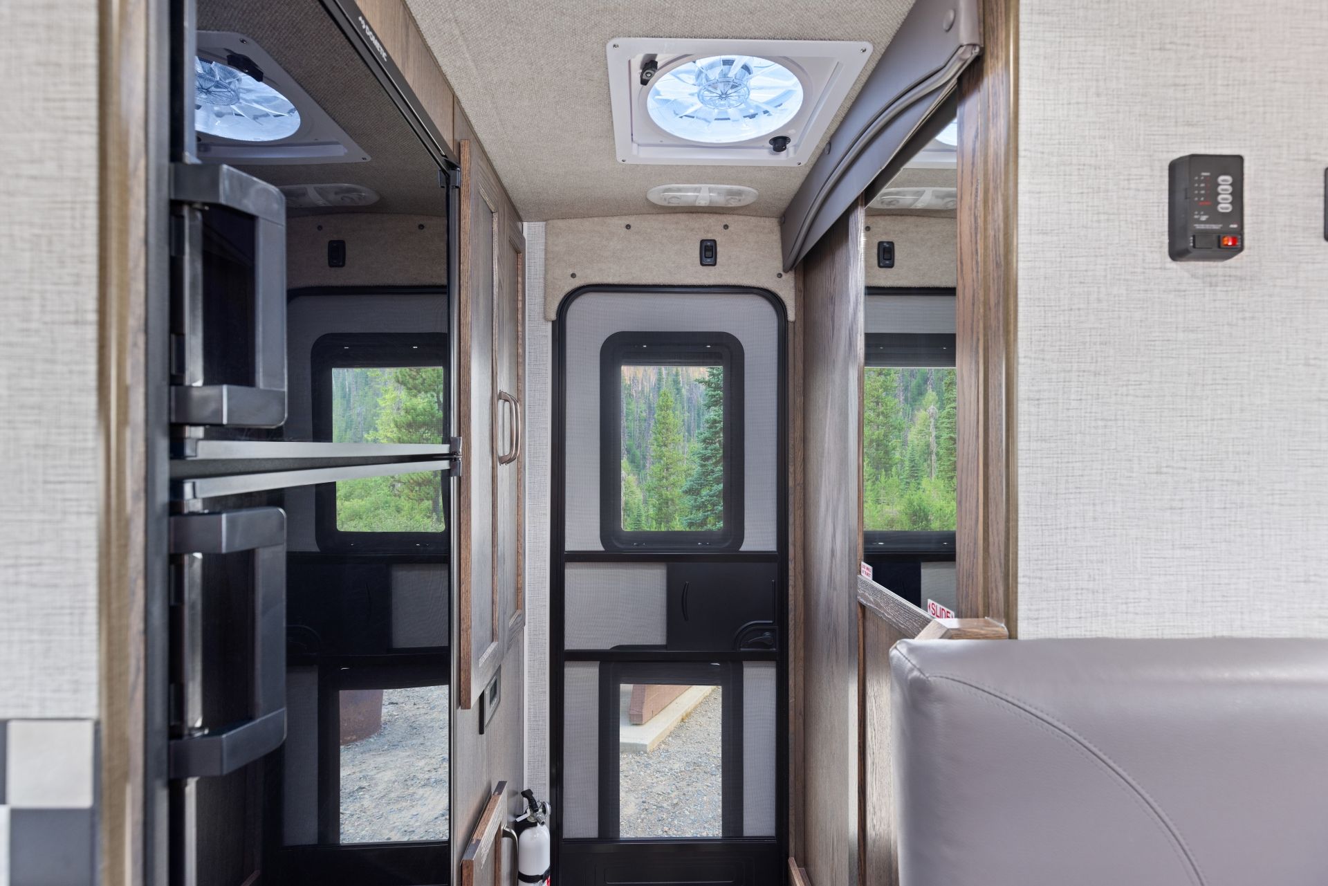 Gangpad in een Maxi Travel 4x4 Camper met stapelbedden, een dakraam en een glazen deur naar buiten