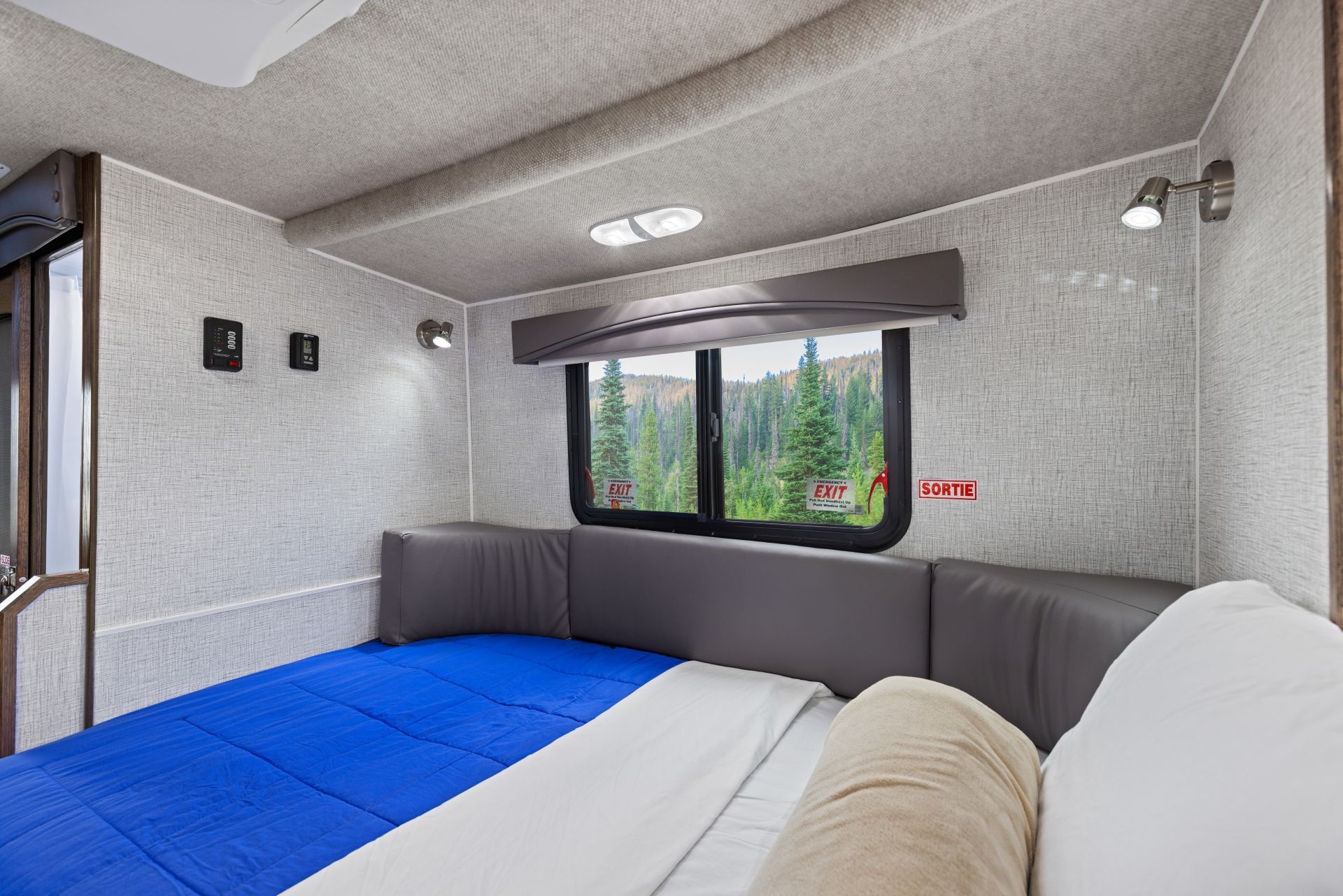Compacte slaapkamer van een Maxi Travel 4x4 Camper