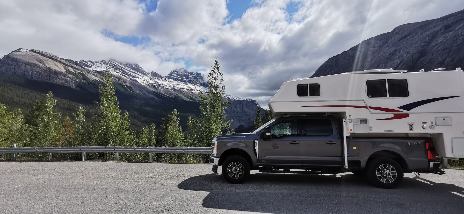 Maxi Travel 4x4 Camper geparkeerd langs een bergweg in British Columbia