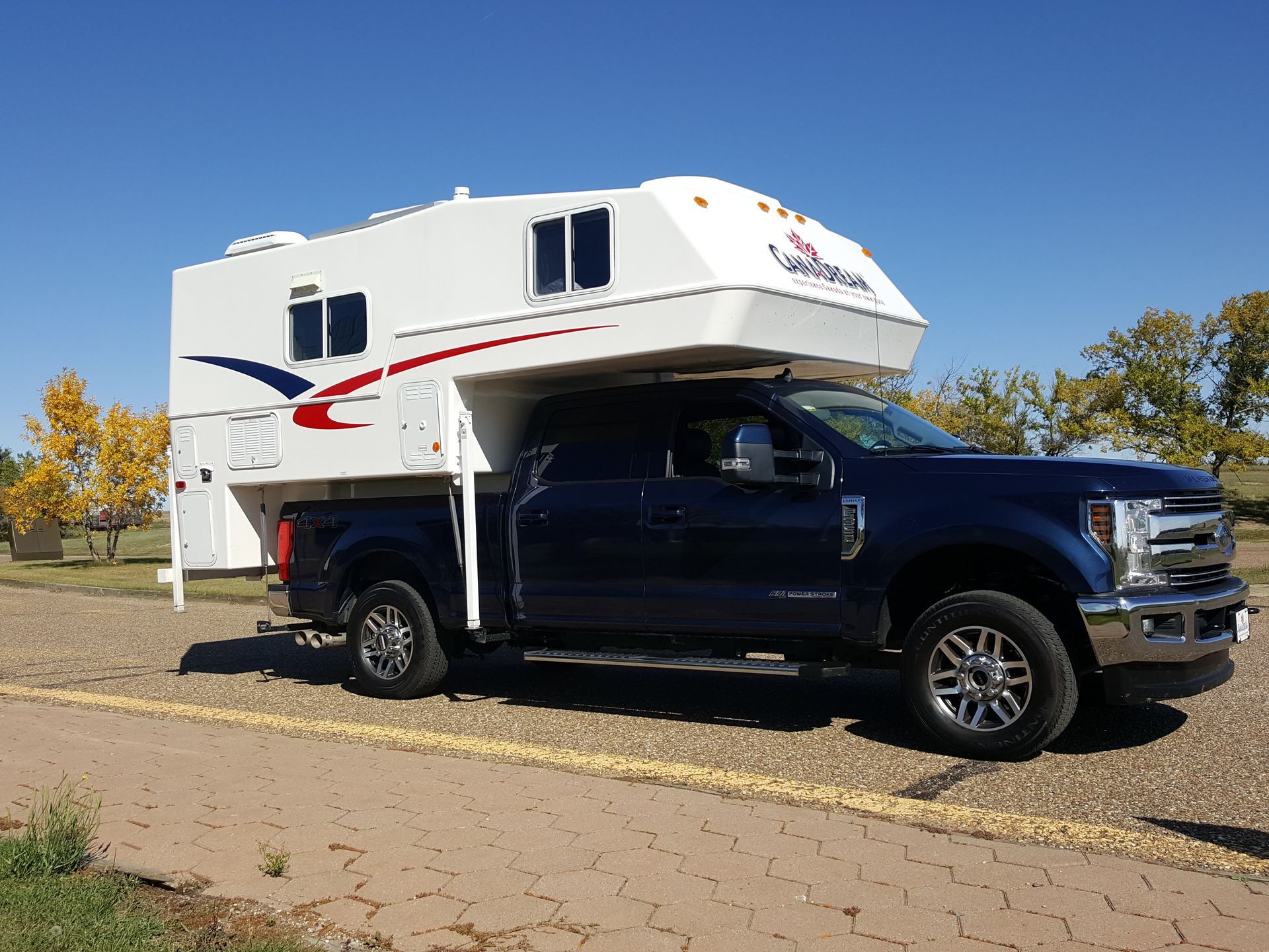 Maxi Travel 4x4 Camper op een weg onder een heldere hemel