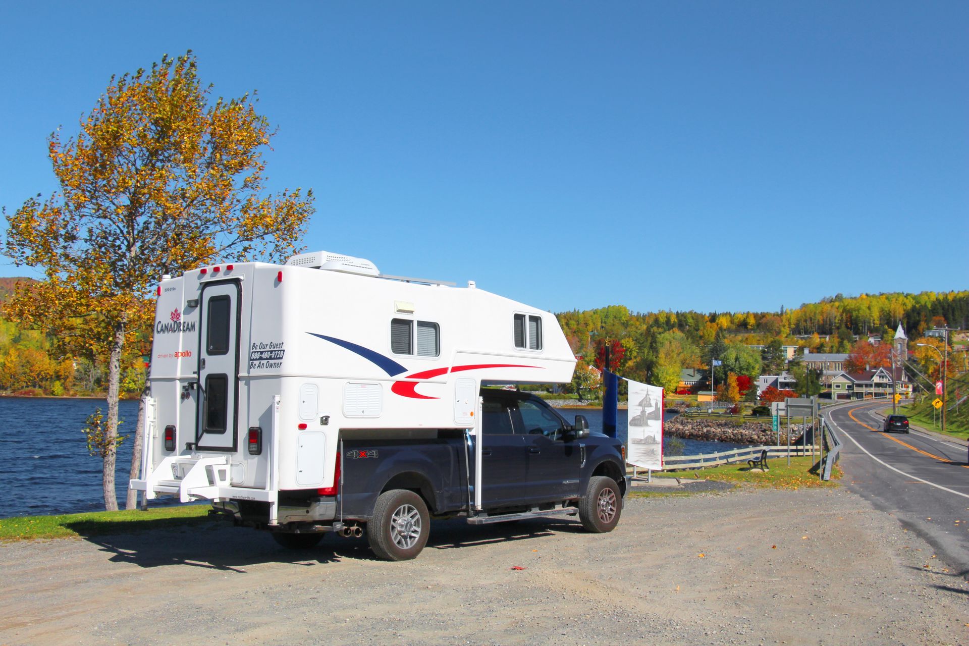 Maxi Travel 4x4 Camper geparkeerd naast een meer in Nova Scotia