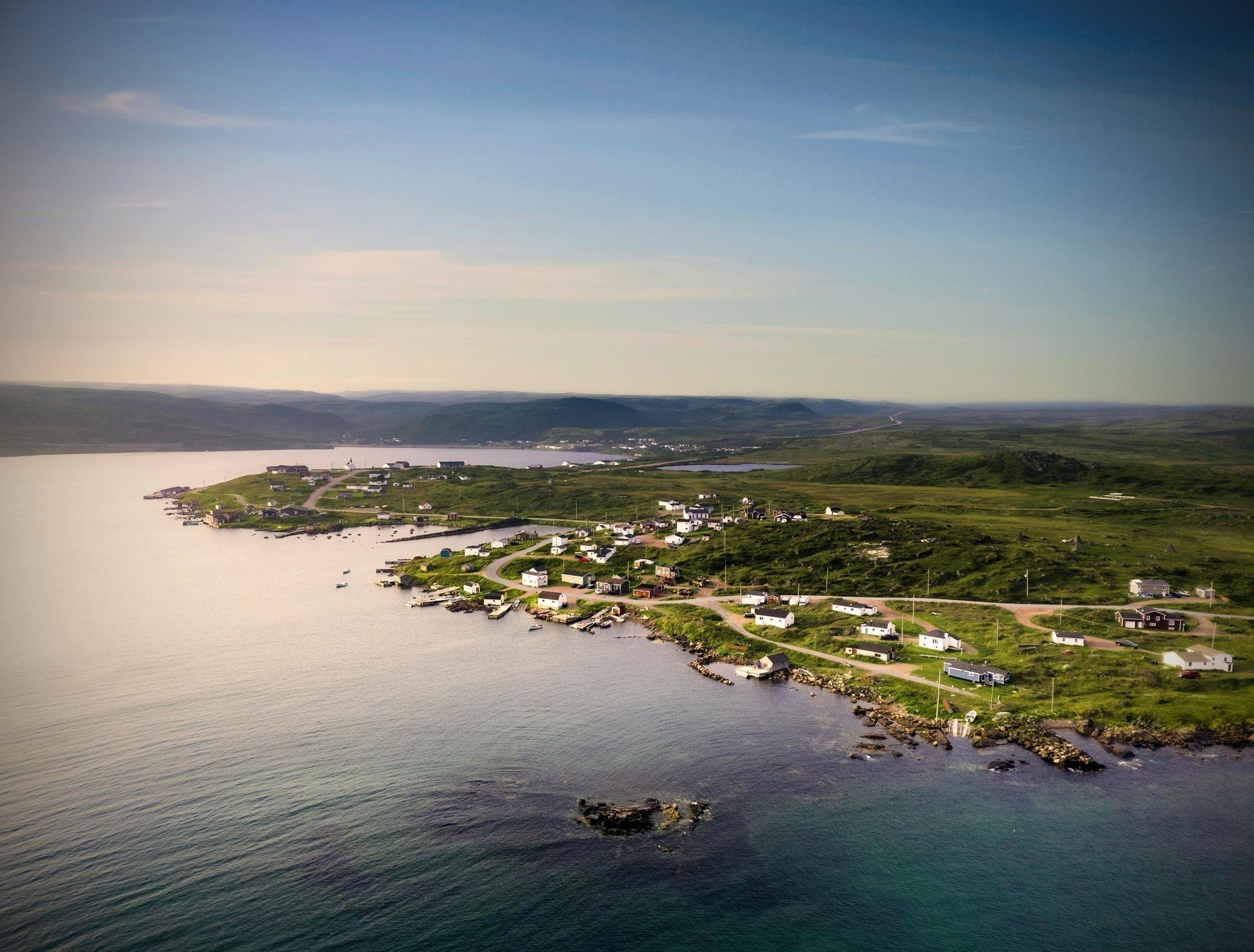 Luchtfoto van Red Bay te Labrador,Canada aan kalm blauw water onder een heldere hemel.