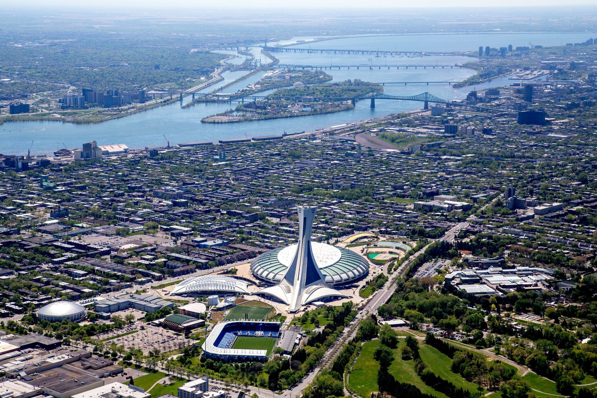 Luchtfoto van Olympic Park met op de achtergrond de stad Montréal en het meer.