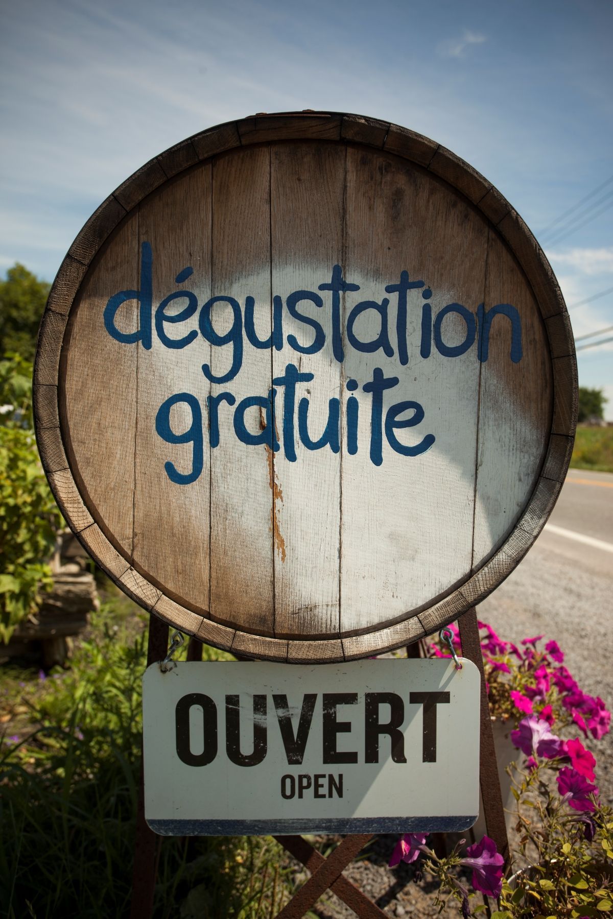Houten tonvormig bord op le d'Orléans in Canada met de tekst