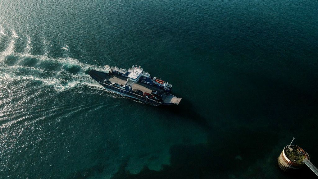De ferry naar Brier Island in de omgeving van Digby op Nova Scotia die over donkergroen water vaart en een wit spoor achterlaat.
