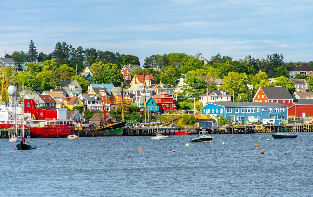 Uitzicht vanaf het water op de kleurrijke huizen van Lunenburg, Nova Scotia