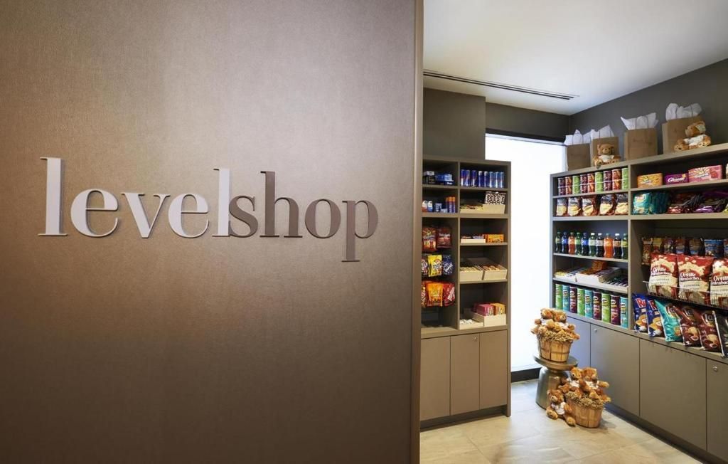 De LeveLshop-winkelpui van The Prince George Hotel, Halifax met schappen vol kleurrijke verpakte goederen.