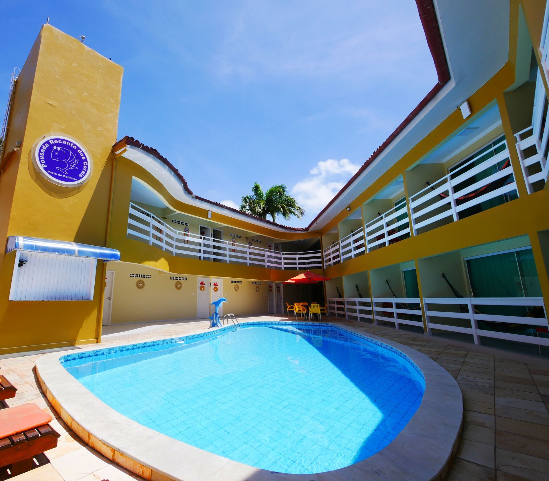 uma grande piscina no meio de um hotel
