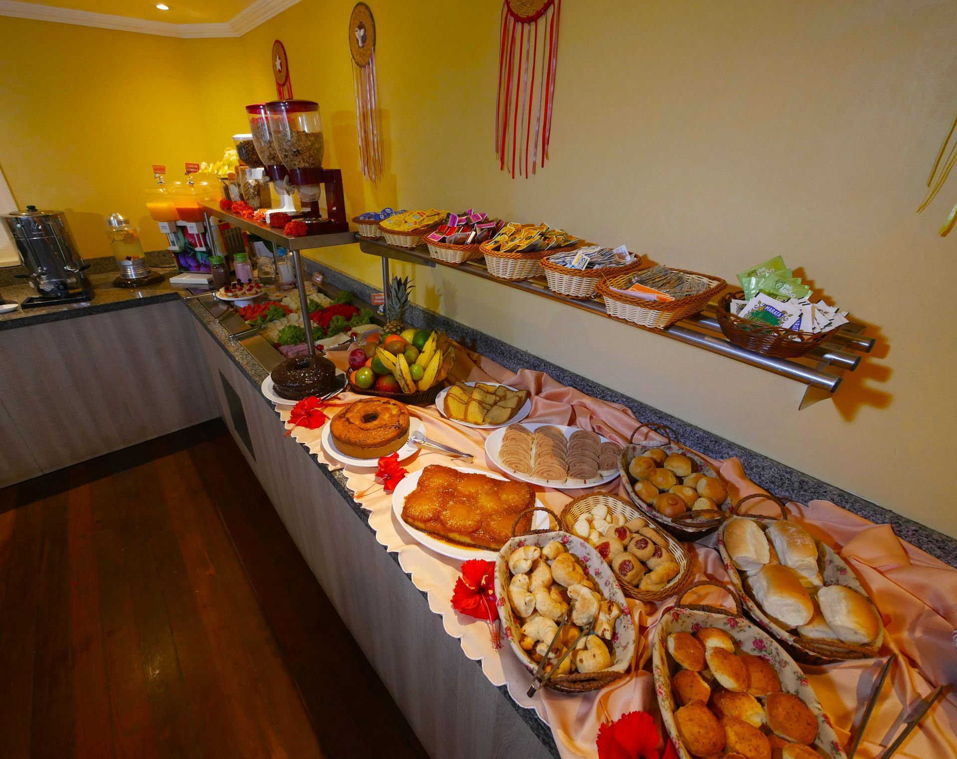 Uma bandeja de comida e bebidas ao lado de uma piscina