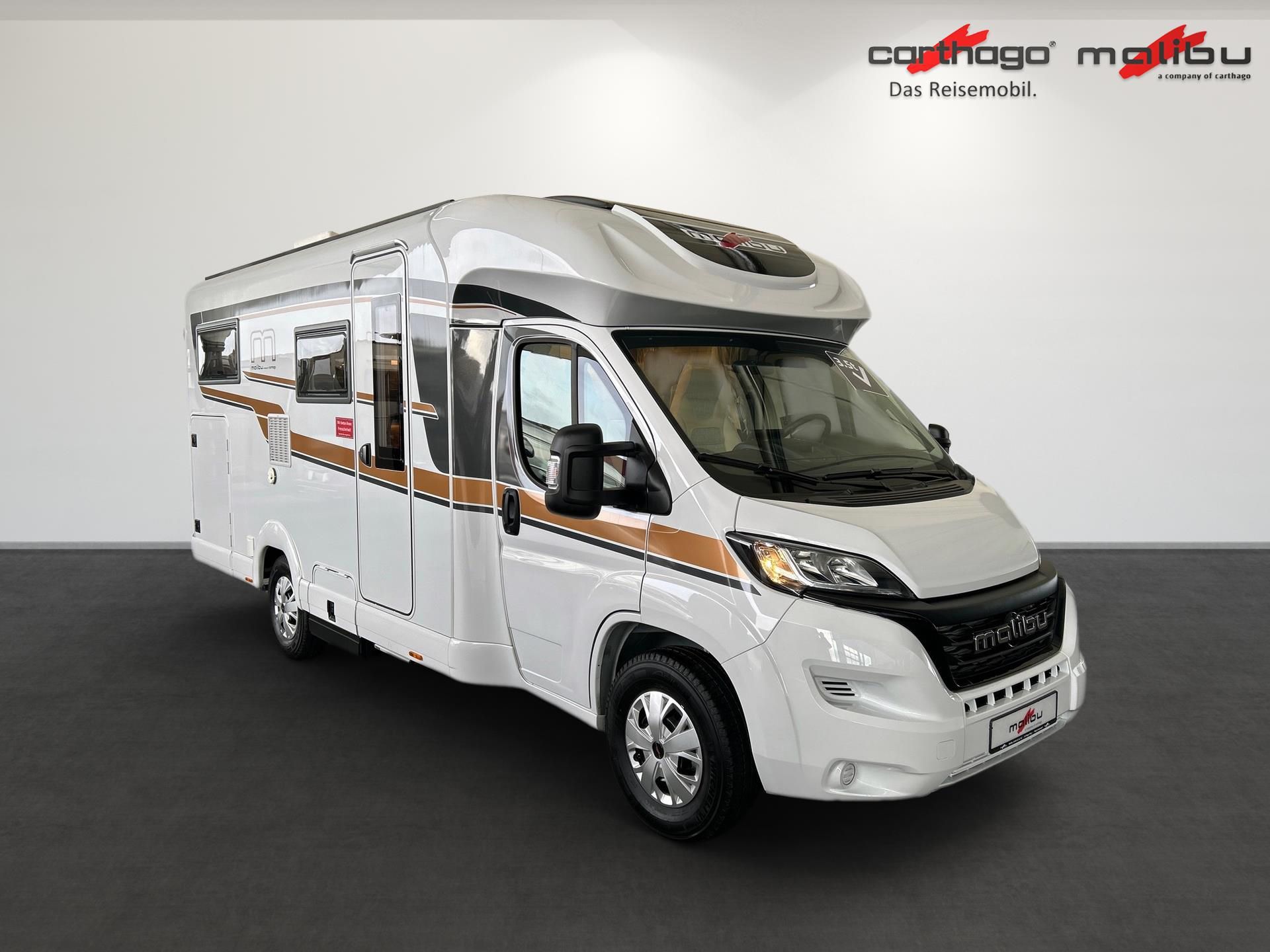 Weißes Wohnmobil vor Studiohintergrund, Ansicht von vorne links mit hochgeklapptem Dach.