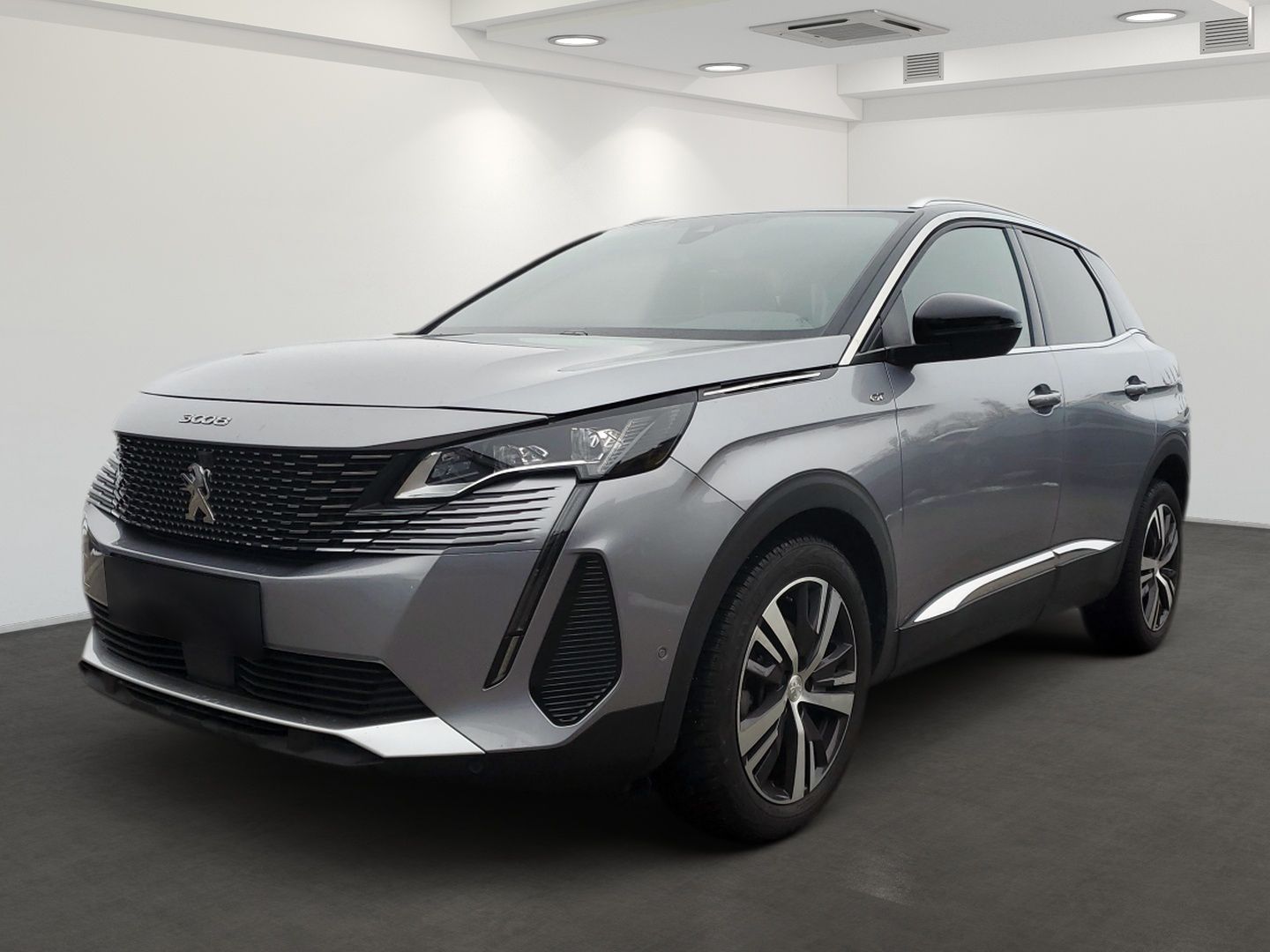 Grauer Peugeot SUV im Ausstellungsraum, Ansicht von vorne links auf einem sauberen Innenraumboden.