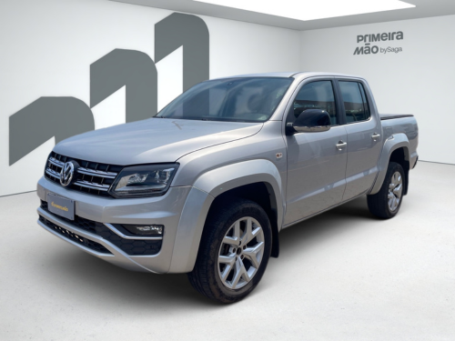 Ein silberner Volkswagen Amarok steht in einem Ausstellungsraum.