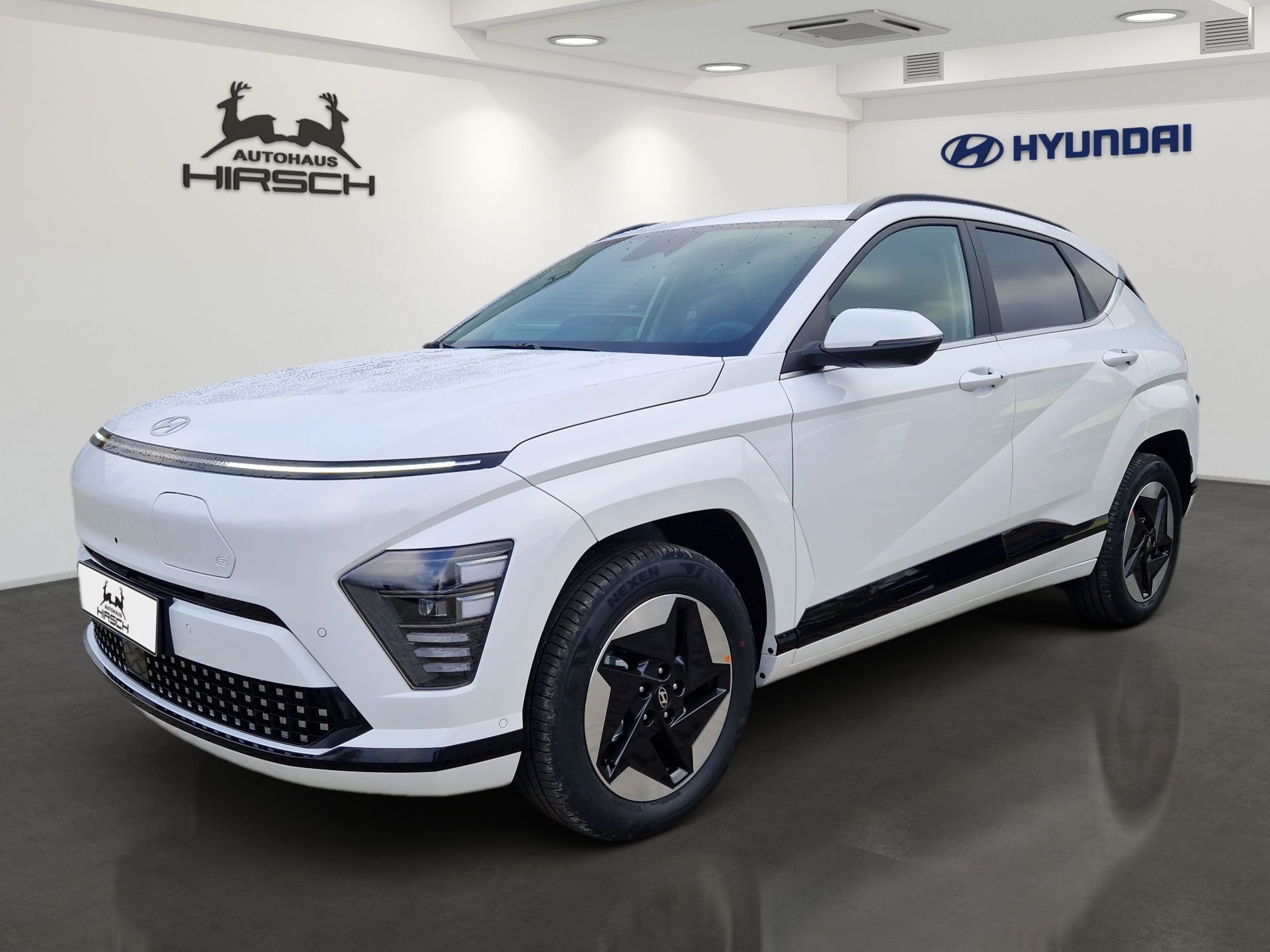 Weißer Hyundai SUV im Ausstellungsraum, Ansicht von vorne links.