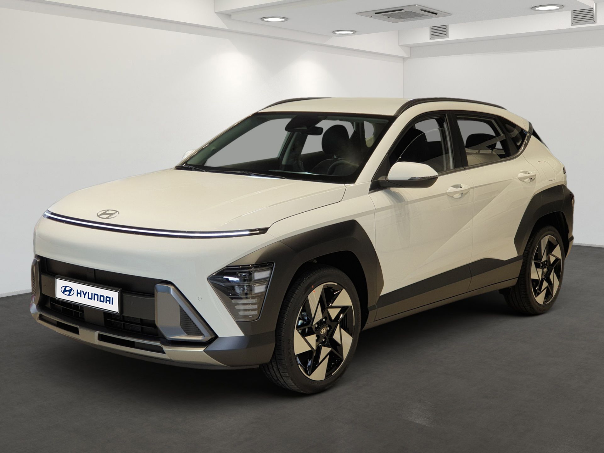 Beigefarbener Kompakt-SUV in einem weißen Ausstellungsraum, Ansicht von vorne links.