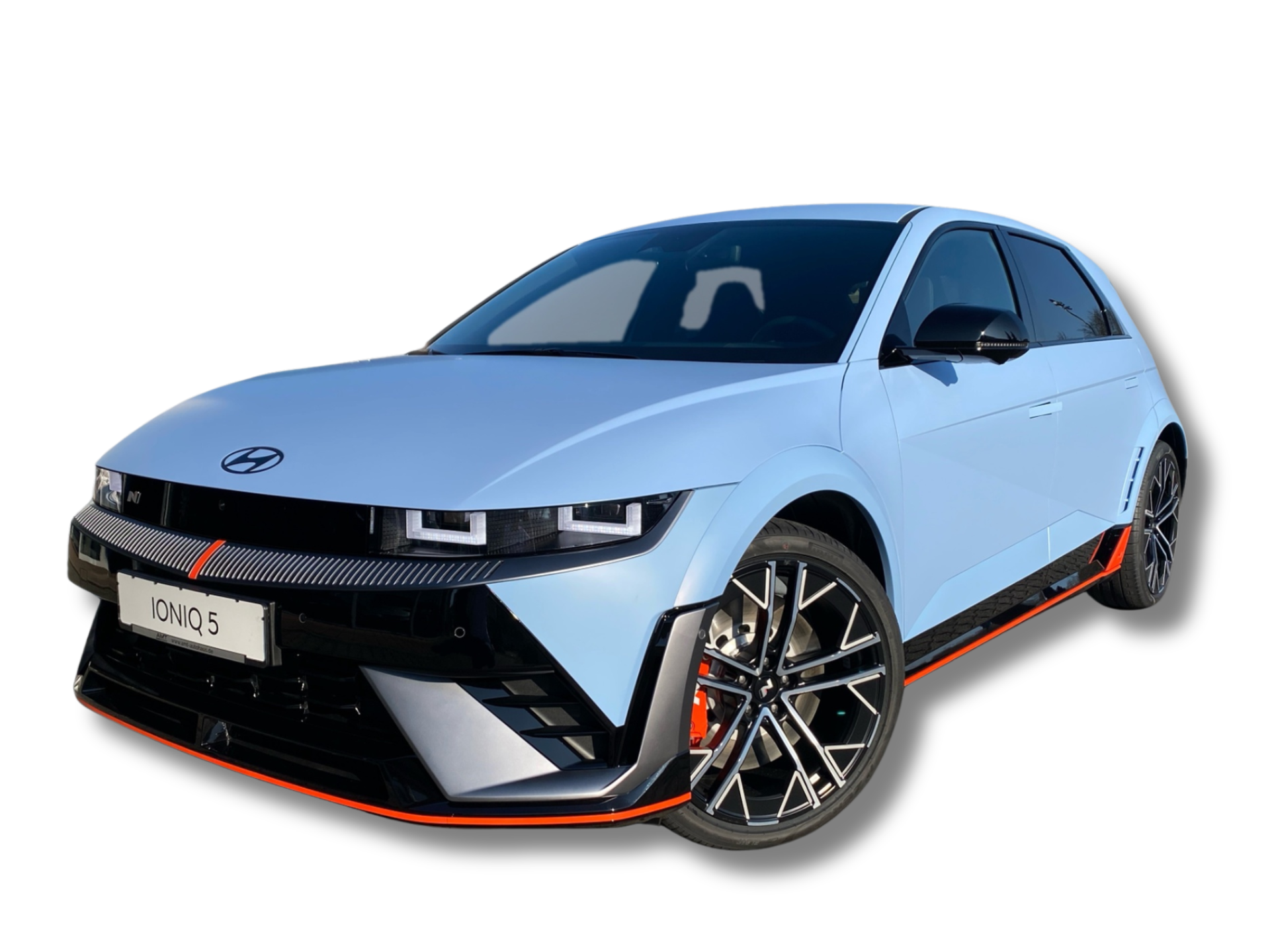 Hellblauer Hyundai-Schrägheckwagen mit schwarzen und orangen Akzenten, Frontansicht von drei Vierteln vor weißem Hintergrund