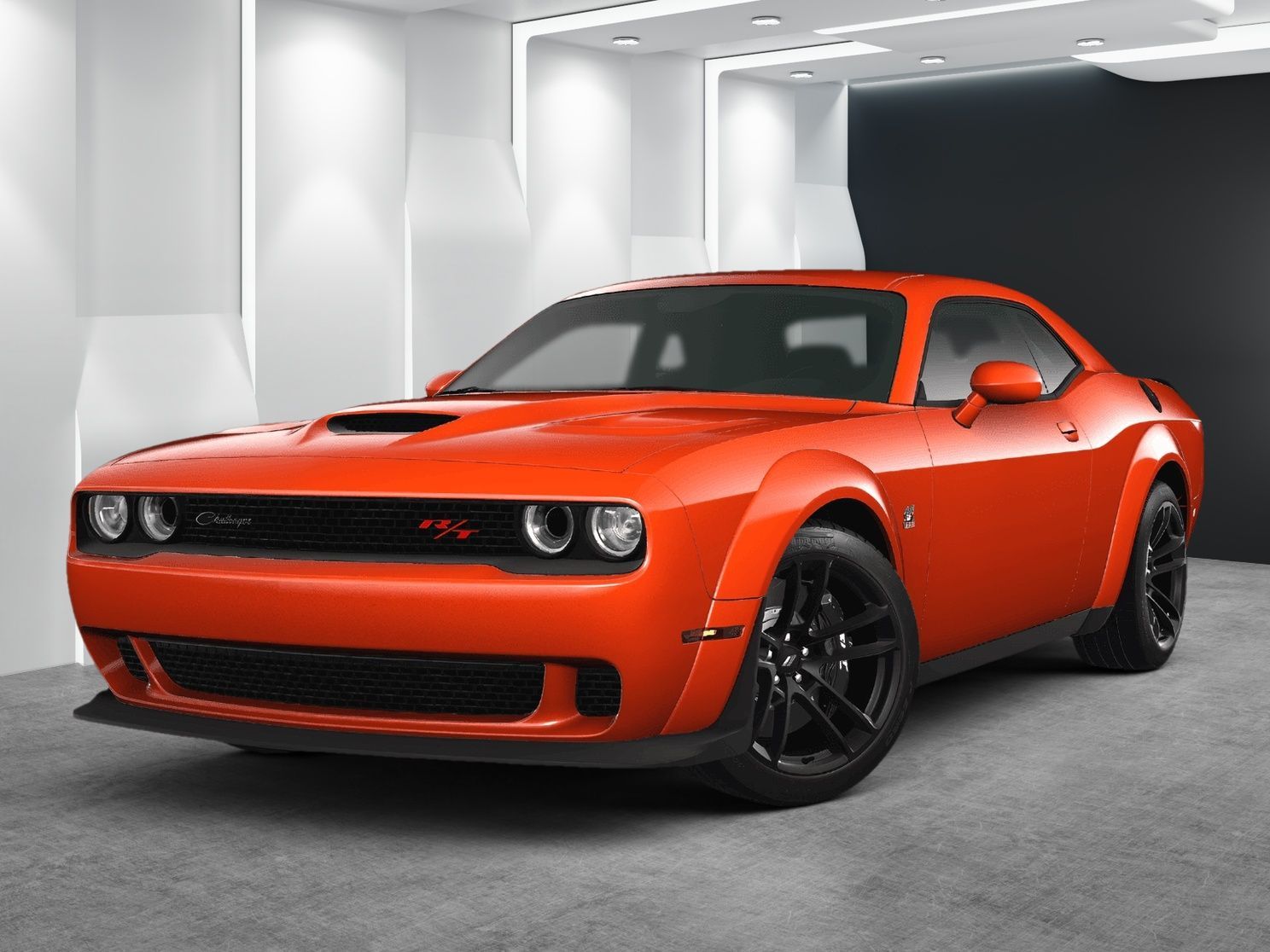 Ein leuchtend orangefarbener Dodge Challenger parkt in einem weißen Studio, Dreiviertelansicht von vorn.