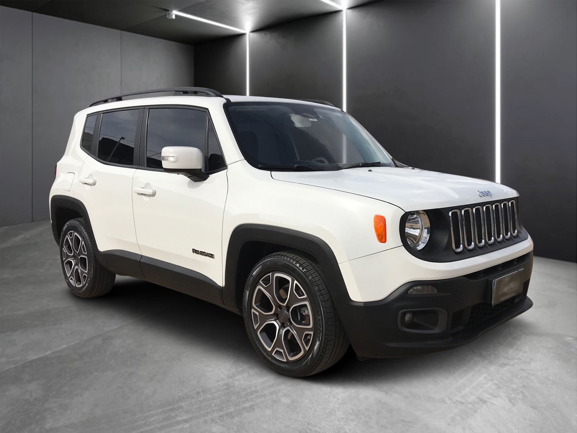Weißer Jeep Renegade SUV in einem dunklen Studio, Dreiviertelansicht von vorn