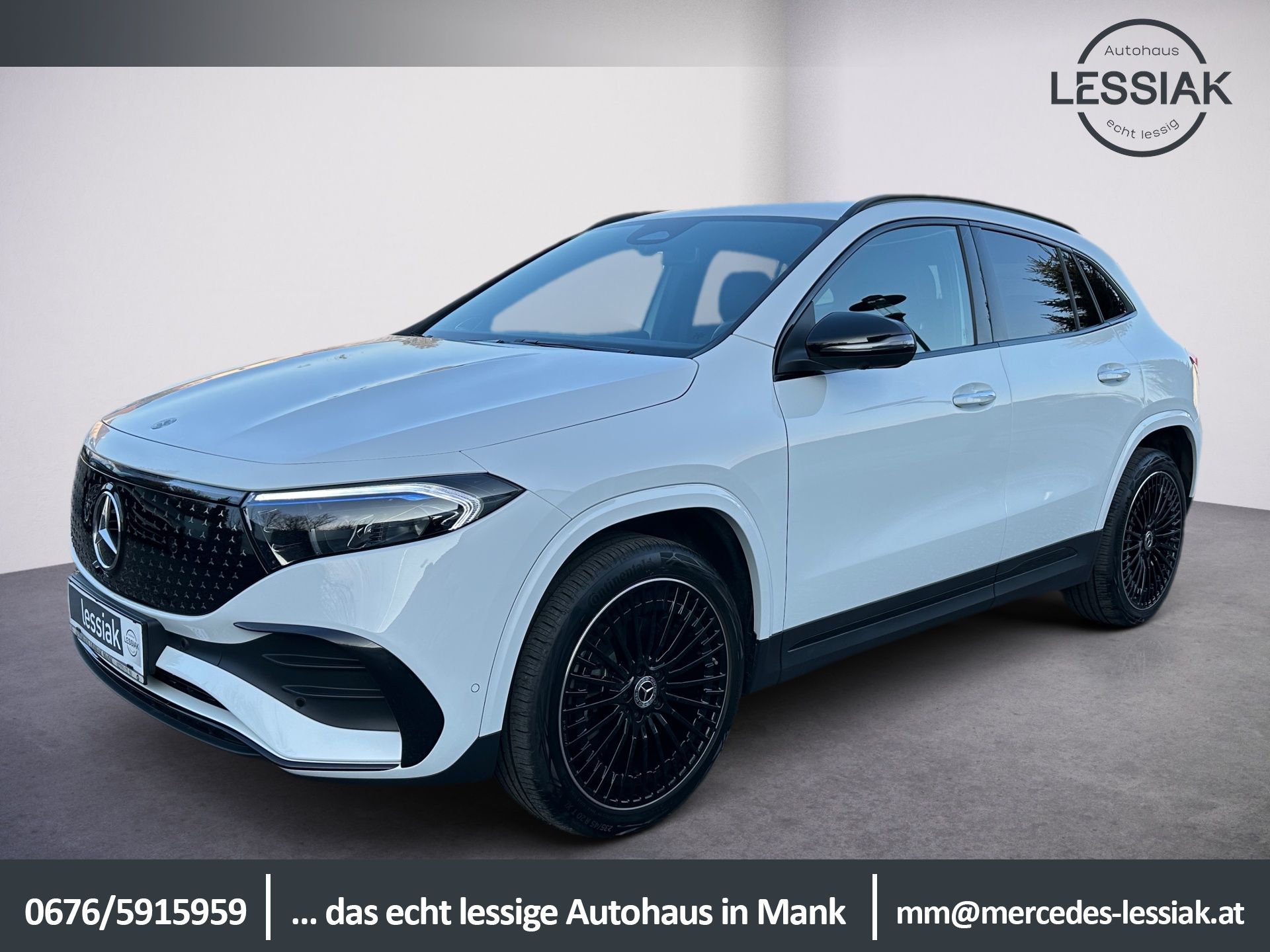 Weißer Mercedes-Benz SUV im Ausstellungsraum, schräge Frontansicht mit schwarzen Felgen mit LESSIAK Logo