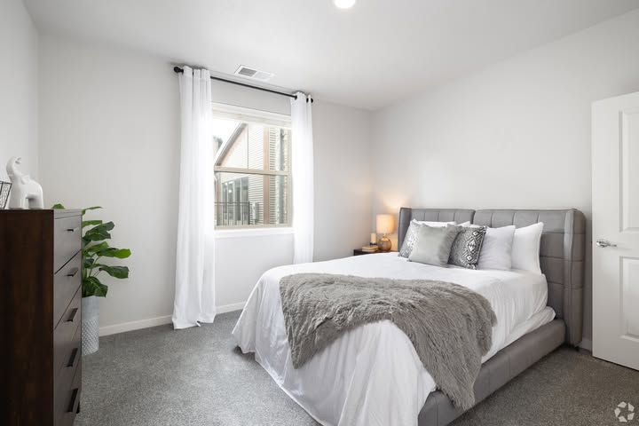 Bedroom with a bed — Parkcenter Apartments