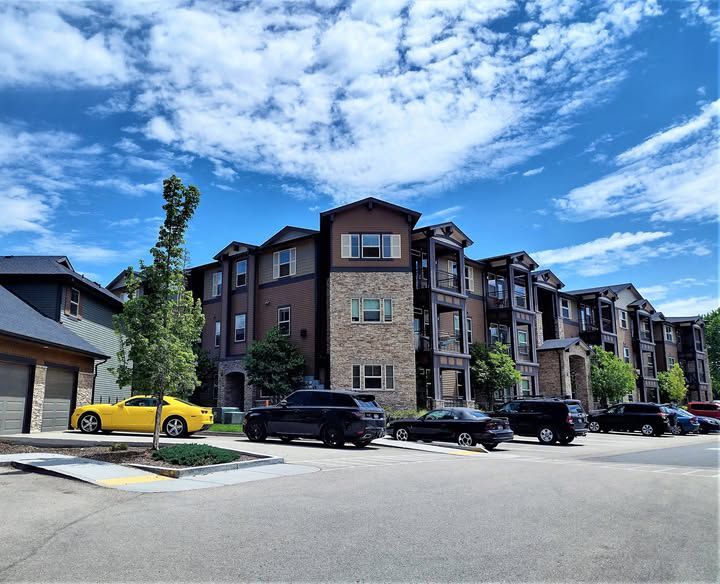 Cars parked outside residential area — Parkcenter Apartments