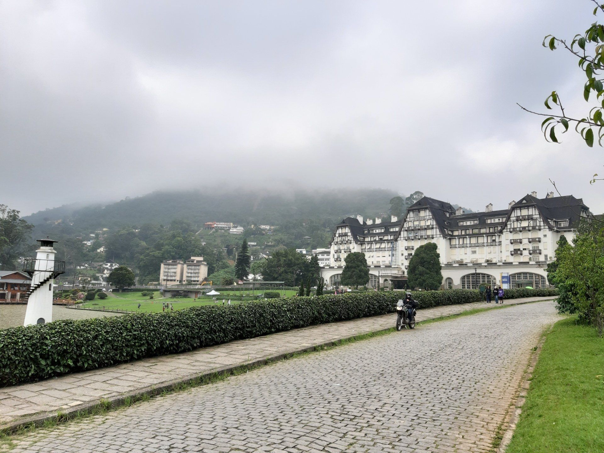 O lindo Palácio Hotel Quitandinha e seu lago em frente. 