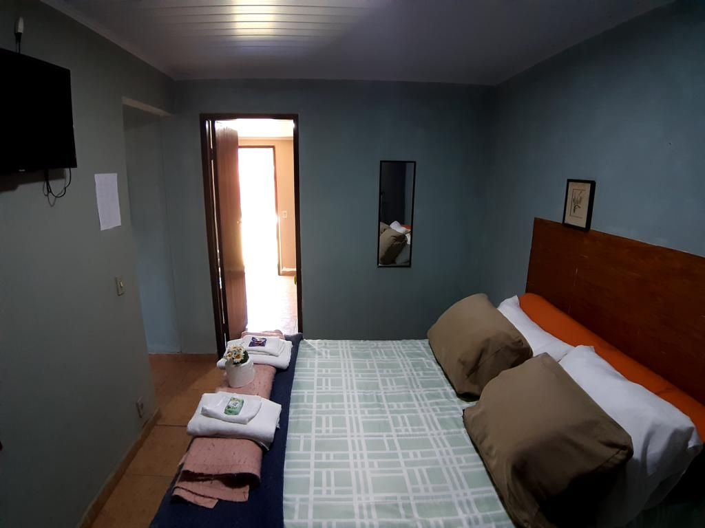 Apartamento tipo casa com cama de casal, ante sala, TV Led 32'', cama de solteiro, banheiro privativo, microondas, frigobar.
