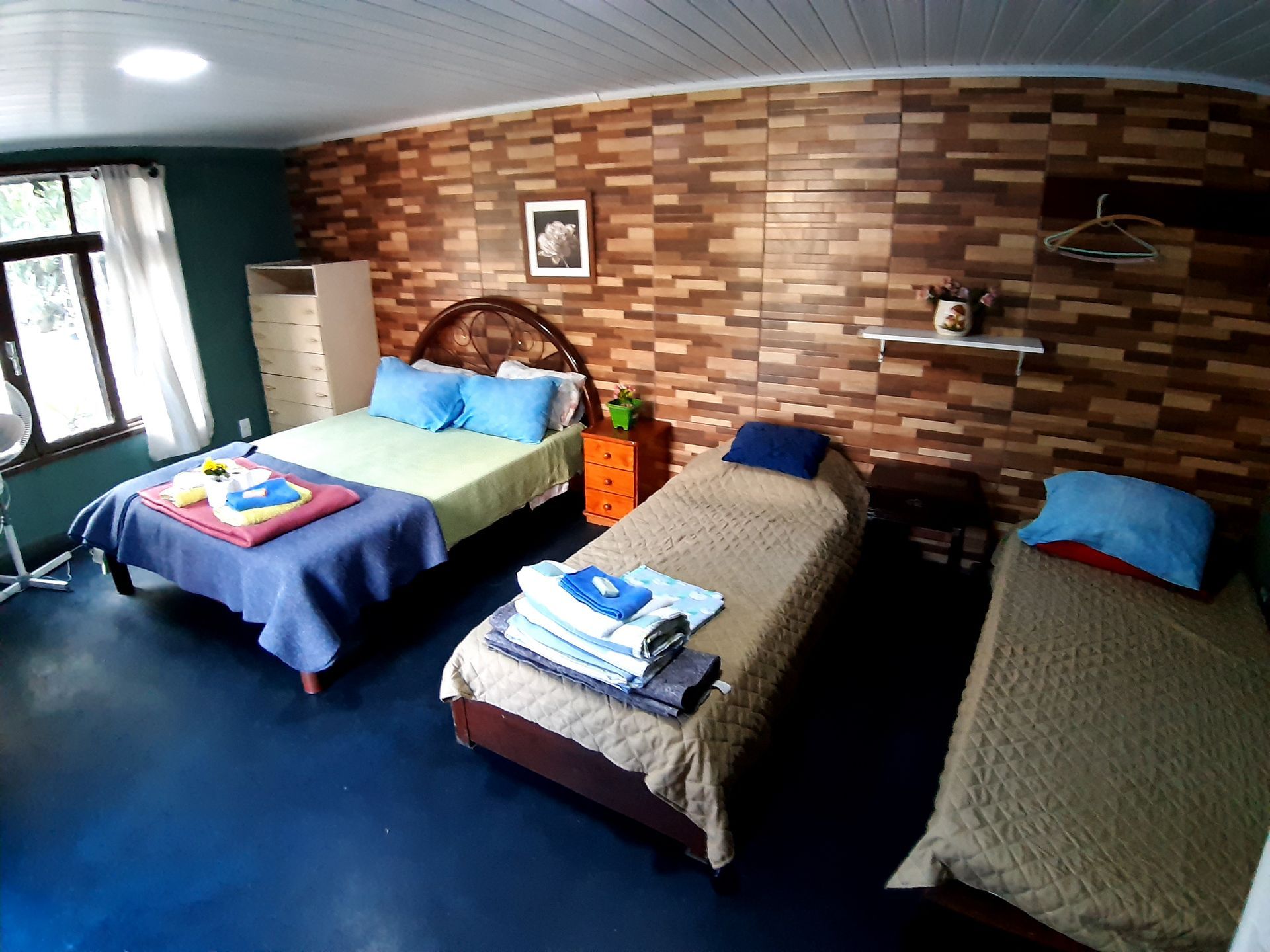 Suíte com 1 cama de casal + 2 camas de solteiro, cômoda, geladeira, banheiro privativo e TV à cabo com mais de 70 canais.