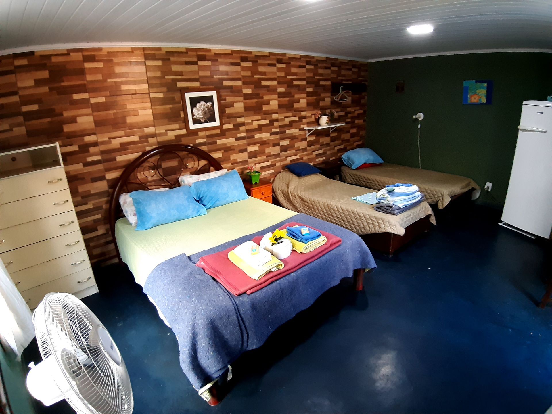 Suíte com 1 cama de casal + 2 camas de solteiro, cômoda, geladeira, banheiro privativo e TV à cabo com mais de 70 canais.