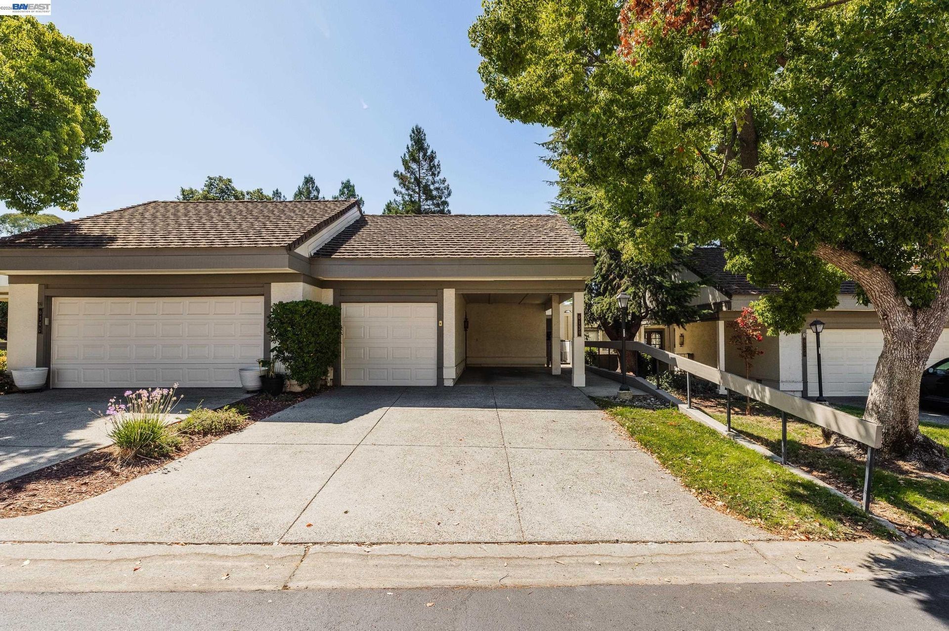A peaceful single-level home in The Villages Golf & Country Club, one of San Joseβs premier gated 55