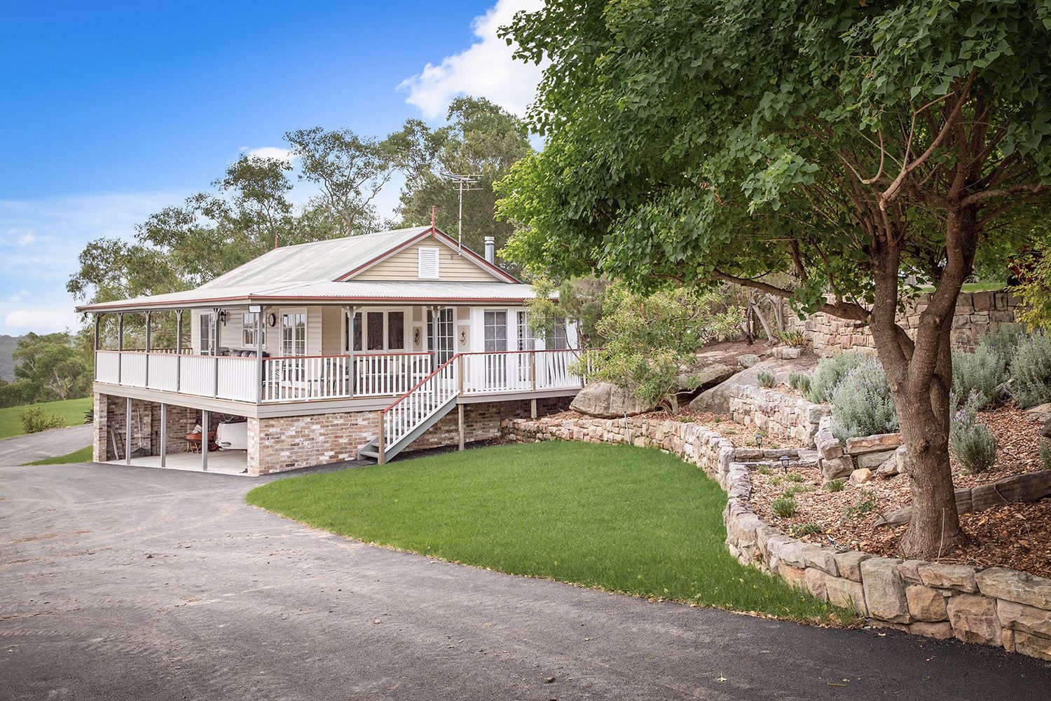 Cottage-style House With White Veranda — Boyne Building & Renovations in Ponto, NSW