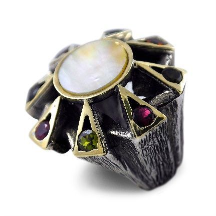 Imponente anillo de plata envejecida con oro de 20k