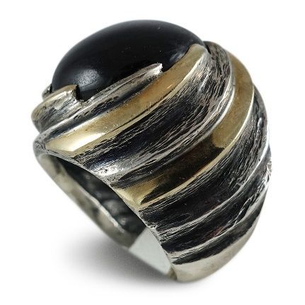 Anillo estilo europeo de plata envejecida con oro de 20k y piedra Kuncita
