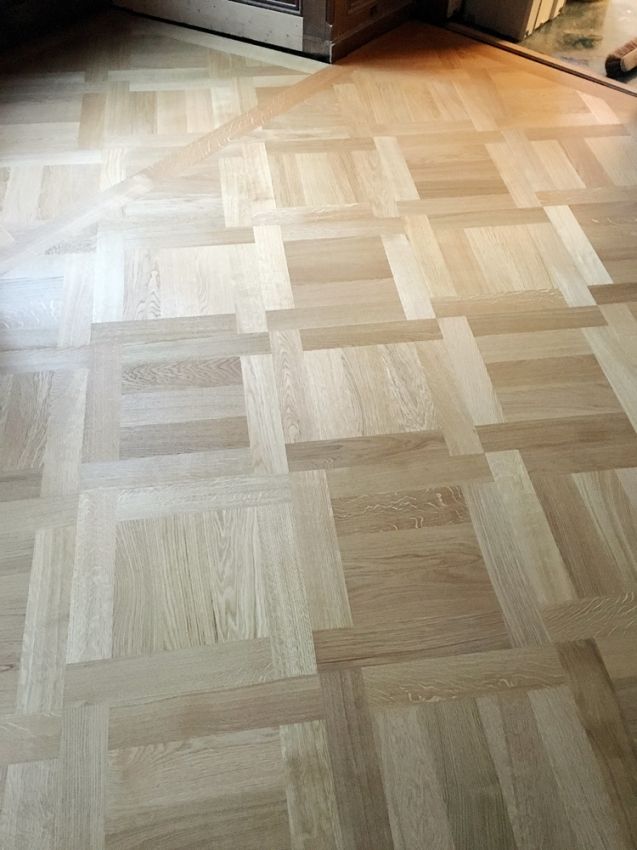 un plancher en bois avec un motif géométrique