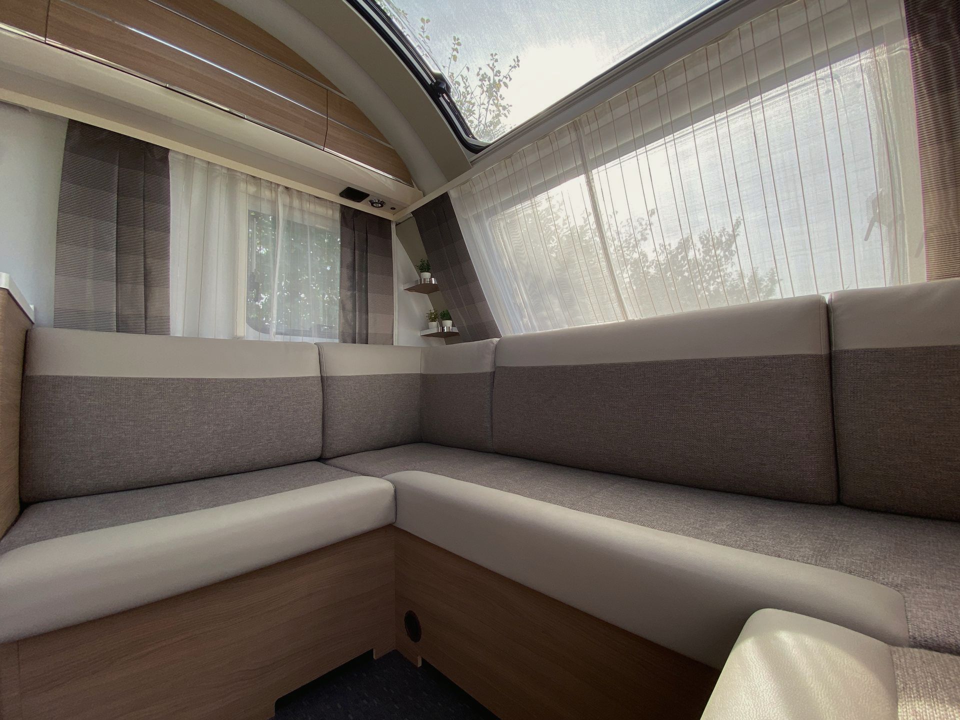 Das Innere eines Wohnmobils mit einer Couch und einem Fenster