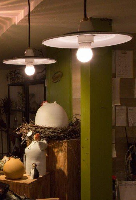 Ein paar Lichter, die in einem Raum von der Decke hängen