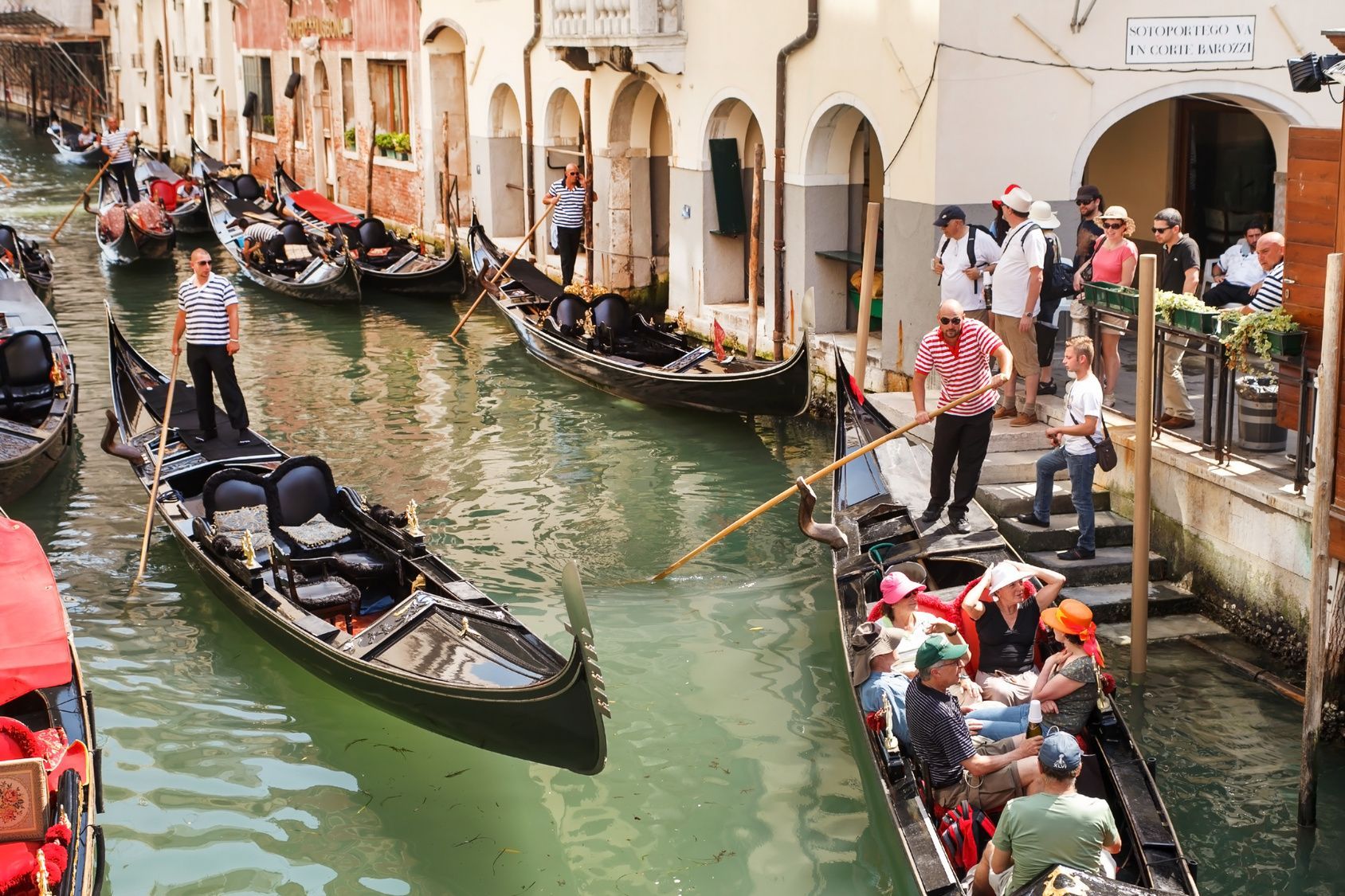 The Secret Symbols of the Gondola: From the Prow Iron to the Dolphin
