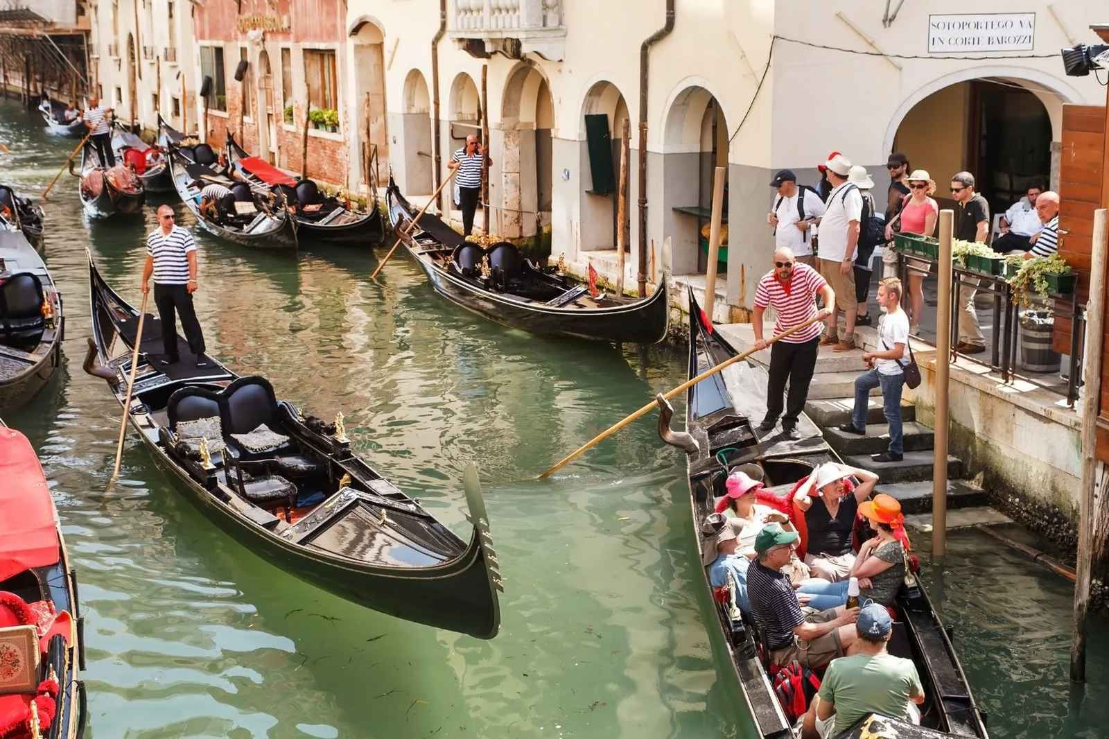 The Secret Symbols of the Gondola: From the Prow Iron to the Dolphin
