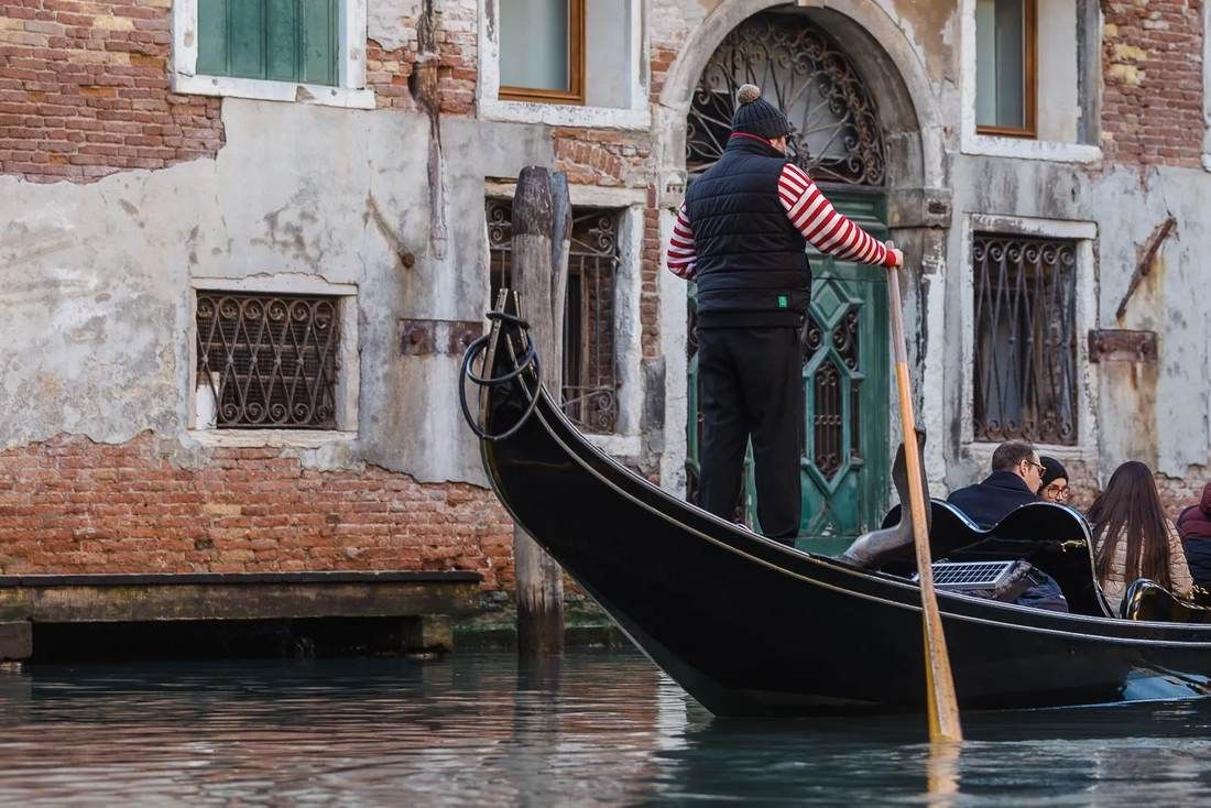 I Custodi dei Segreti di Venezia: Perché i Gondolieri erano i primi