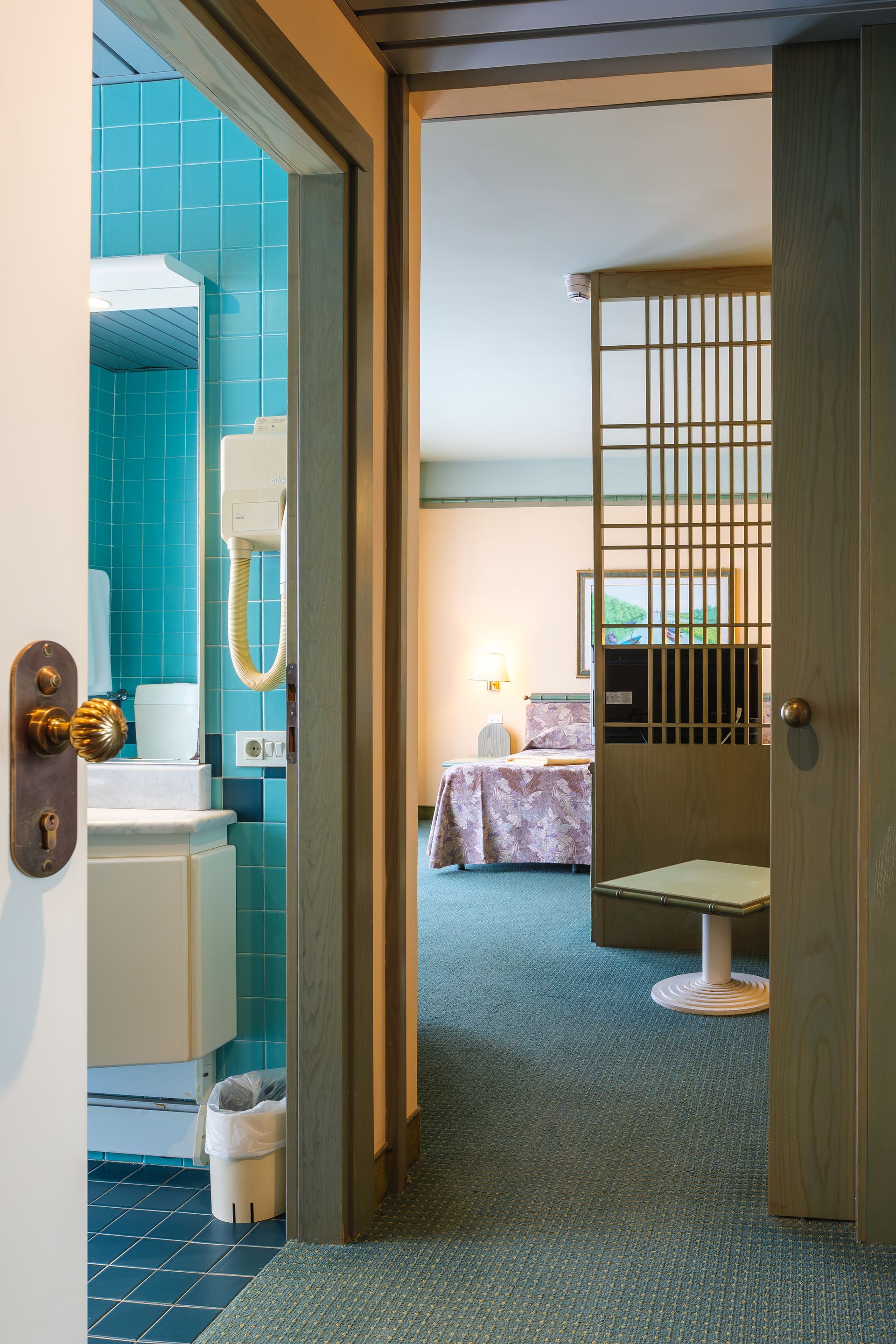 Una camera d'albergo con un bagno e un letto.