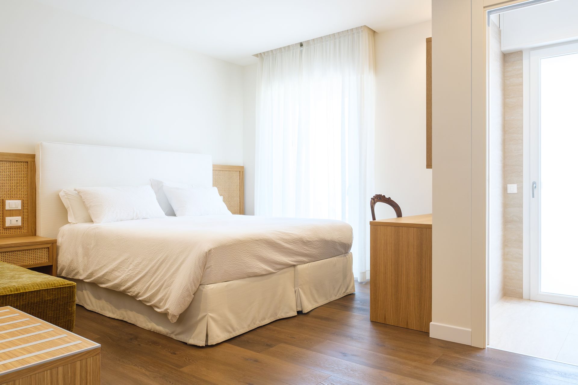 C'è un grande letto in mezzo alla stanza.