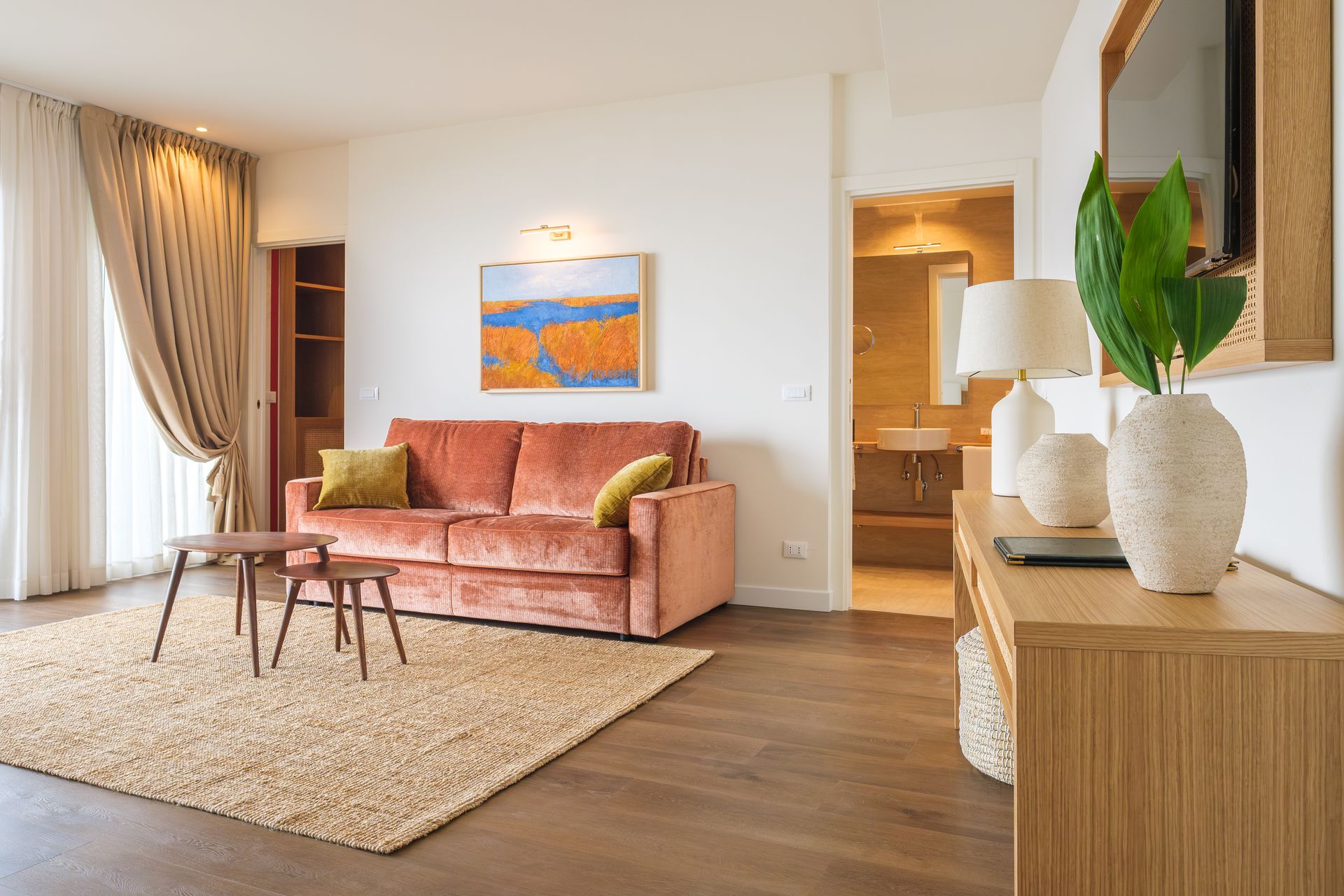 Un soggiorno con divano, tavolo e televisione.